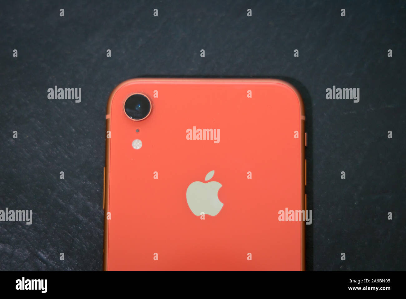 Londra - 18 ottobre 2019: Apple iPhone XR color corallo con logo su sfondo  scuro Foto stock - Alamy