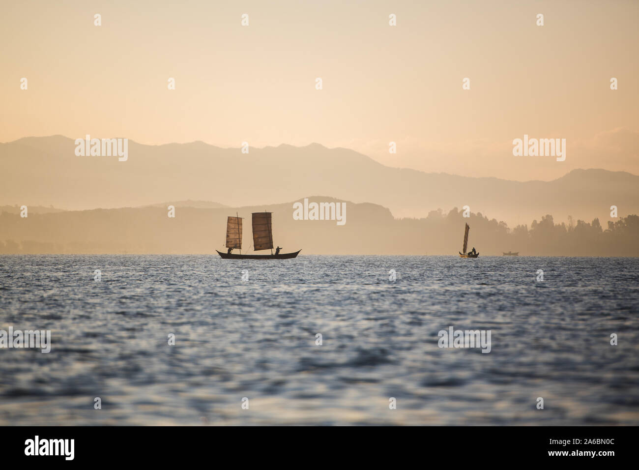 Kunming, la Cina della provincia dello Yunnan. 23 Ott, 2019. La pesca barche a vela sul Lago Dianchi di Kunming, a sud-ovest della Cina di Provincia di Yunnan, Ottobre 23, 2019. Il ammissibile di periodo di raccolta per il Lago Dianchi nel 2019 ha una durata di trenta giorni dal 16 Ottobre al 9 novembre 14. Solo il novellame e gamberetti sono autorizzati a pescare di quest'anno, e di eventuali altri prodotti acquatici raccolto sono vietate. Credito: Hu Chao/Xinhua/Alamy Live News Foto Stock