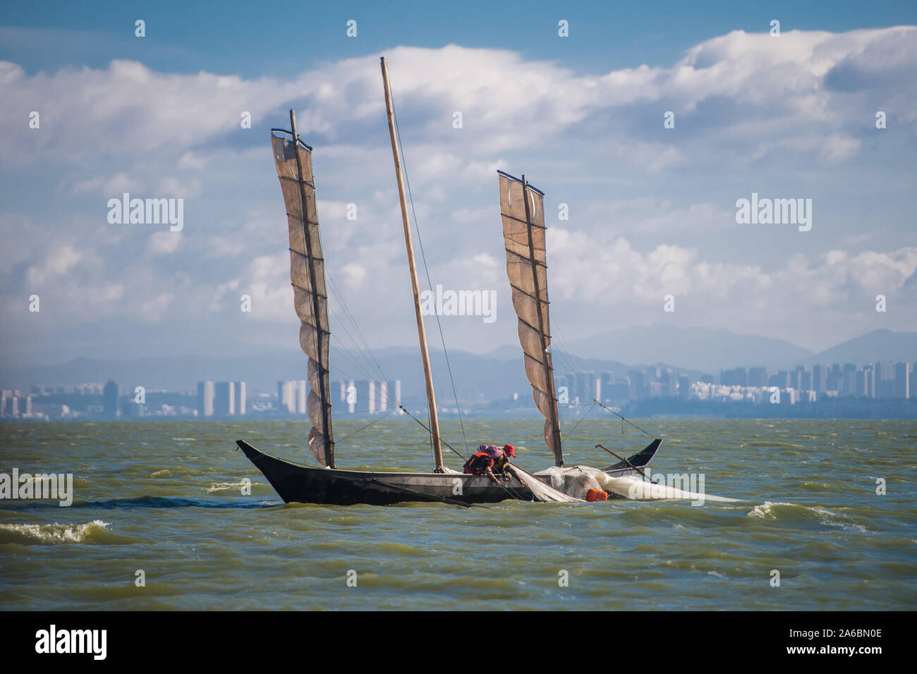 Kunming, la Cina della provincia dello Yunnan. 22 ottobre, 2019. I pescatori pescano pesce sul Lago Dianchi di Kunming, a sud-ovest della Cina di Provincia di Yunnan, Ottobre 22, 2019. Il ammissibile di periodo di raccolta per il Lago Dianchi nel 2019 ha una durata di trenta giorni dal 16 Ottobre al 9 novembre 14. Solo il novellame e gamberetti sono autorizzati a pescare di quest'anno, e di eventuali altri prodotti acquatici raccolto sono vietate. Credito: Hu Chao/Xinhua/Alamy Live News Foto Stock