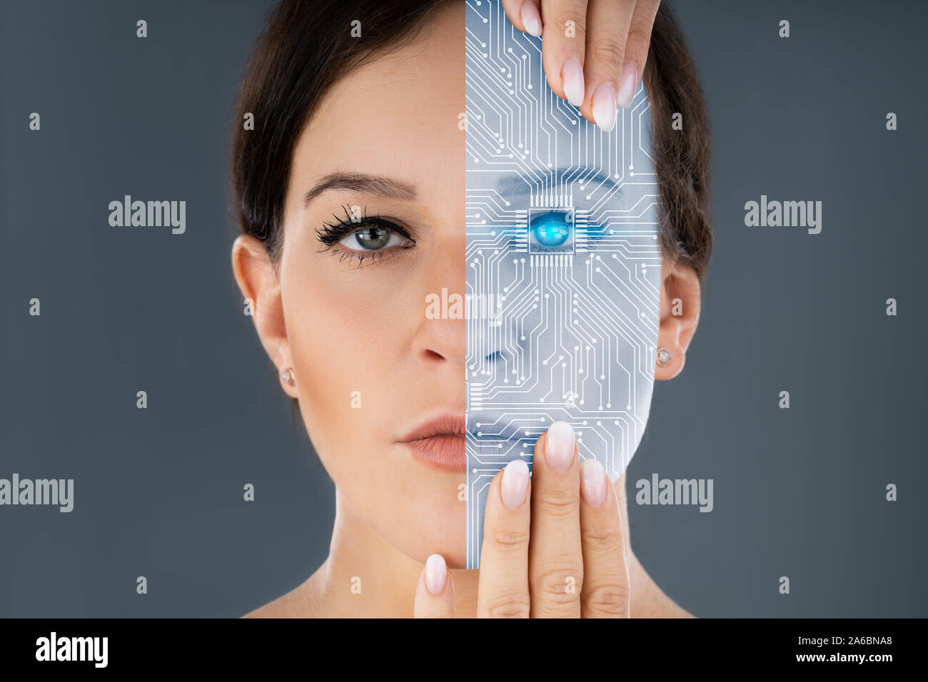 Close-up di due facce che mostra la donna e il Robot contro uno sfondo grigio Foto Stock