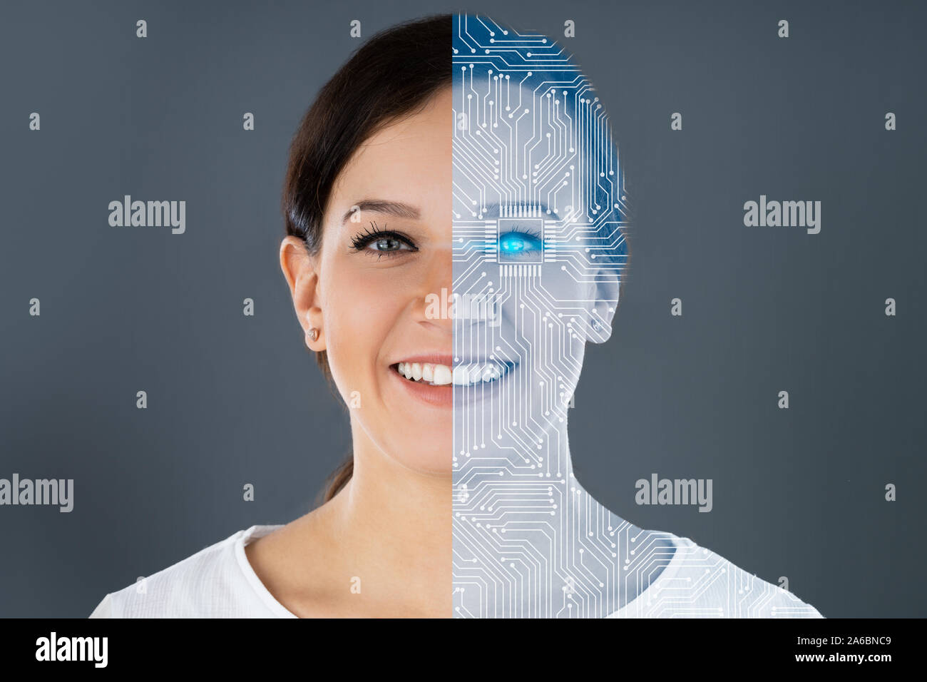 Close-up di due facce che mostra la donna e il Robot contro uno sfondo grigio Foto Stock