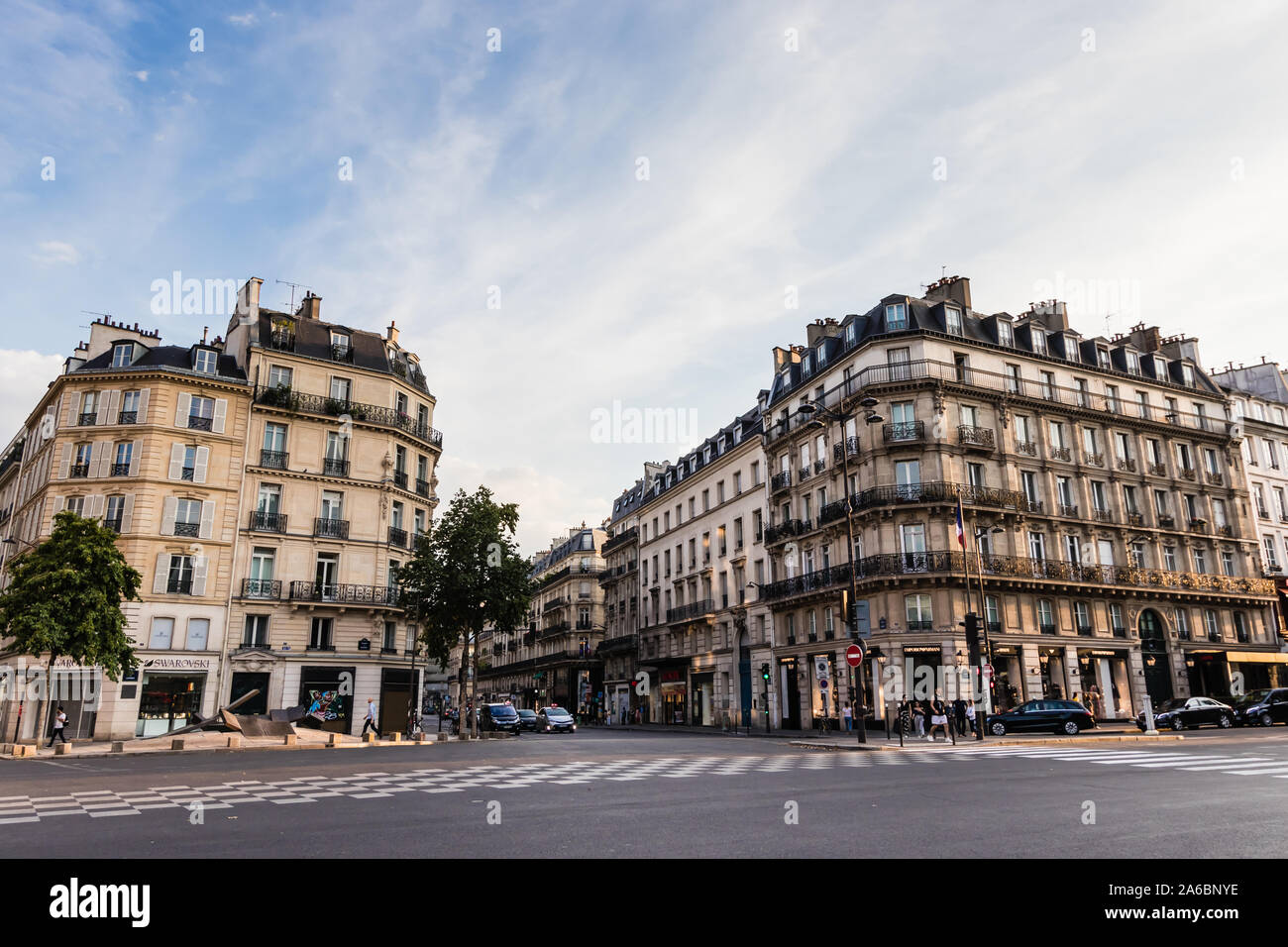 Intersezione di Boulevard Saint Germain e Rue de Buci con neo-rinascimentale e boutique, Parigi Foto Stock