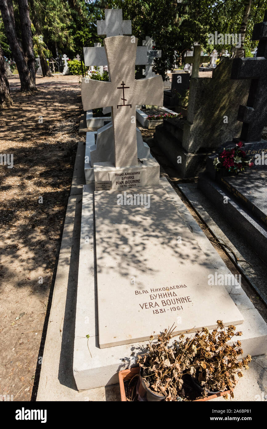 Una tomba tomba del famoso scrittore russo e il Premio Nobel Ivan Bunin e sua moglie, nel Sainte-Genevieve-des-Bois Cimitero Russo, Francia Foto Stock