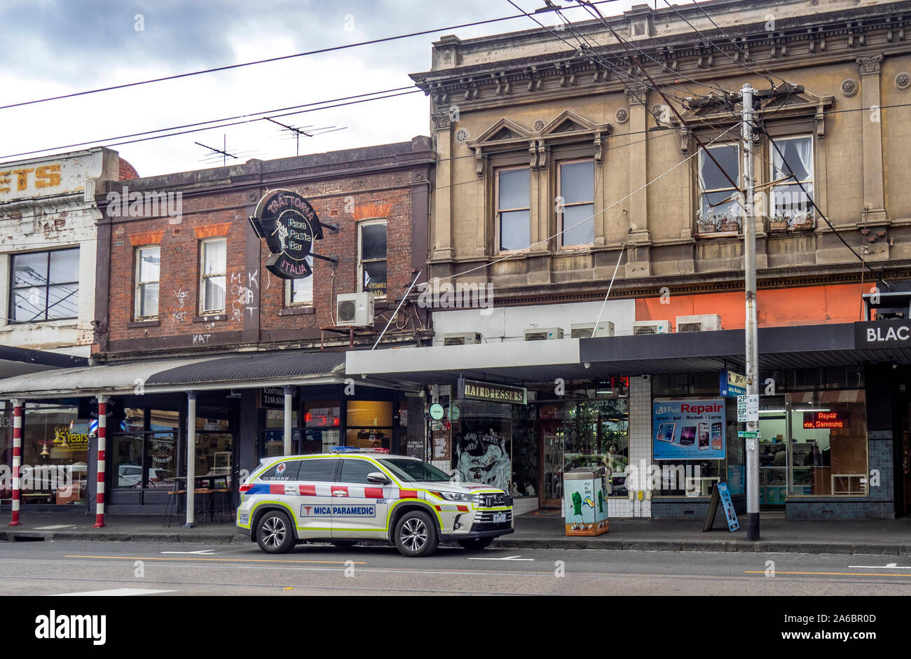 Mobile per cure intensive mica ambulanza paramedico veicolo parcheggiato su Smith St Collingwood Melbourne Victoria Australia. Foto Stock