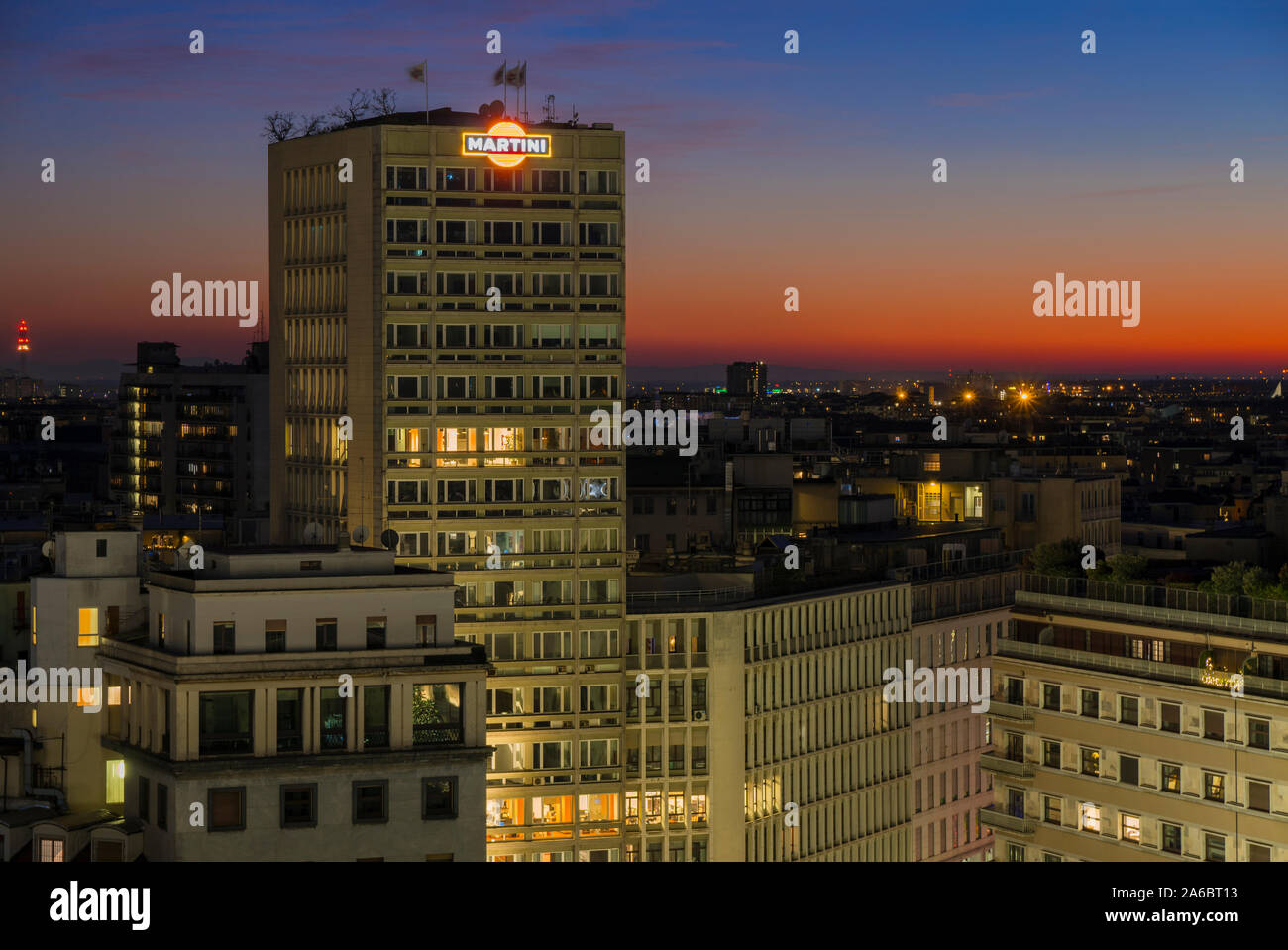 Milano, Italia: Milano cityscape al tramonto, il grattacielo in Piazza Diaz, con la Terrazza (Terrazza) Martini sul tetto. Il logo Martini sulla facciata. Foto Stock