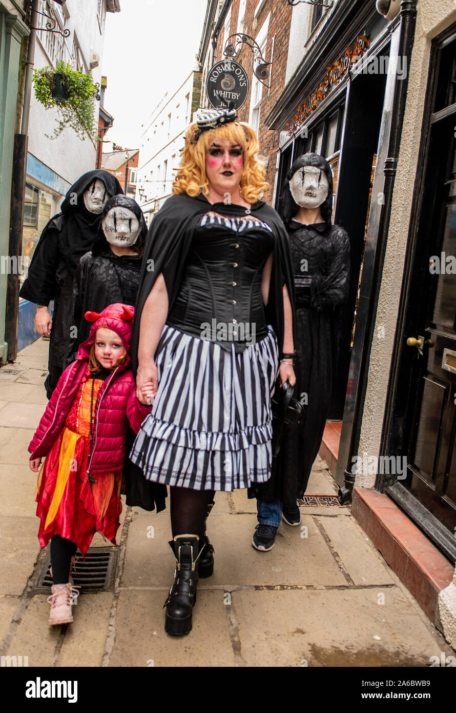 Famiglia dei Goti in costumi tradizionali, Whitby Goth Festival Weekend, Whitby, North Yorkshire, Regno Unito, 25 Ottobre 2019 Foto Stock