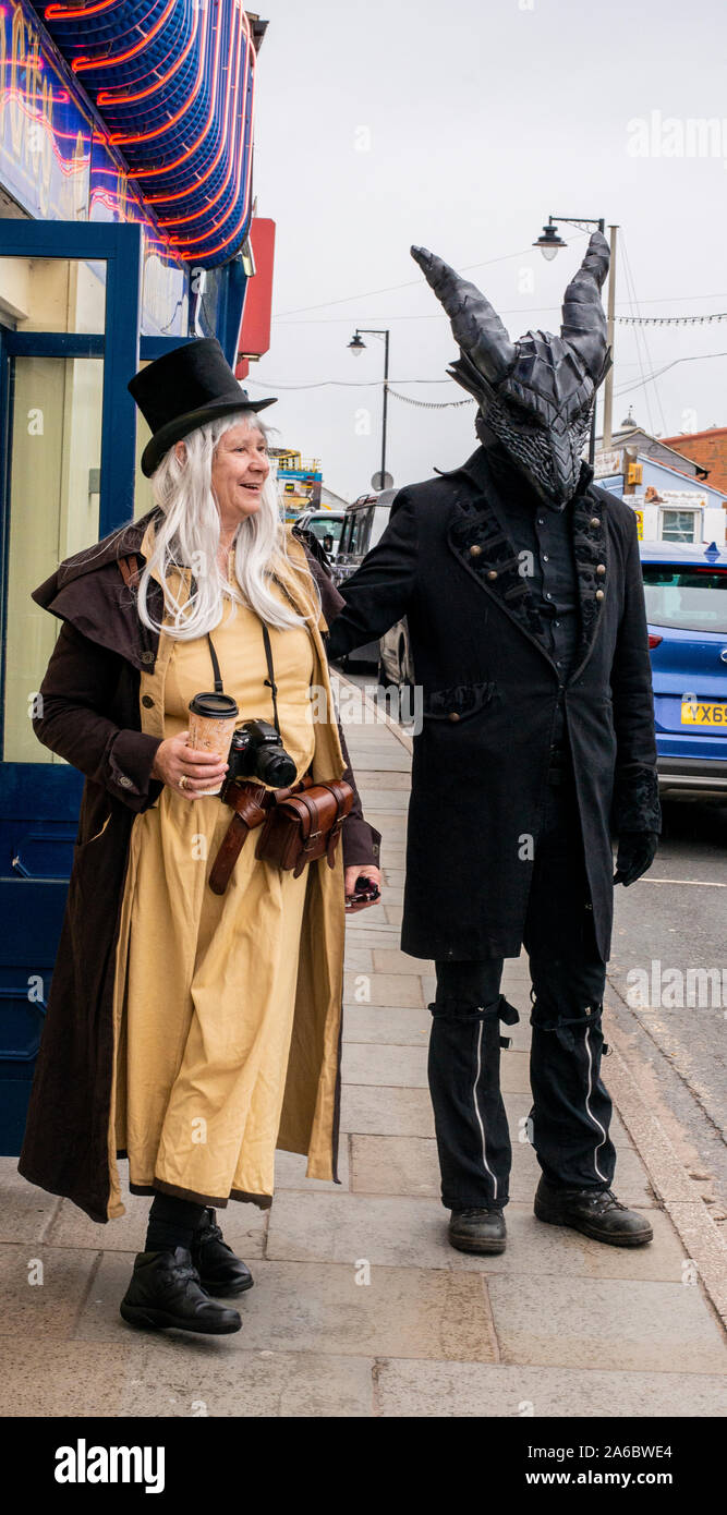 Due persone in tradizionali costumi di Goth, Whitby Goth Festival Weekend, Whitby, North Yorkshire, Regno Unito, 25 Ottobre 2019 Foto Stock
