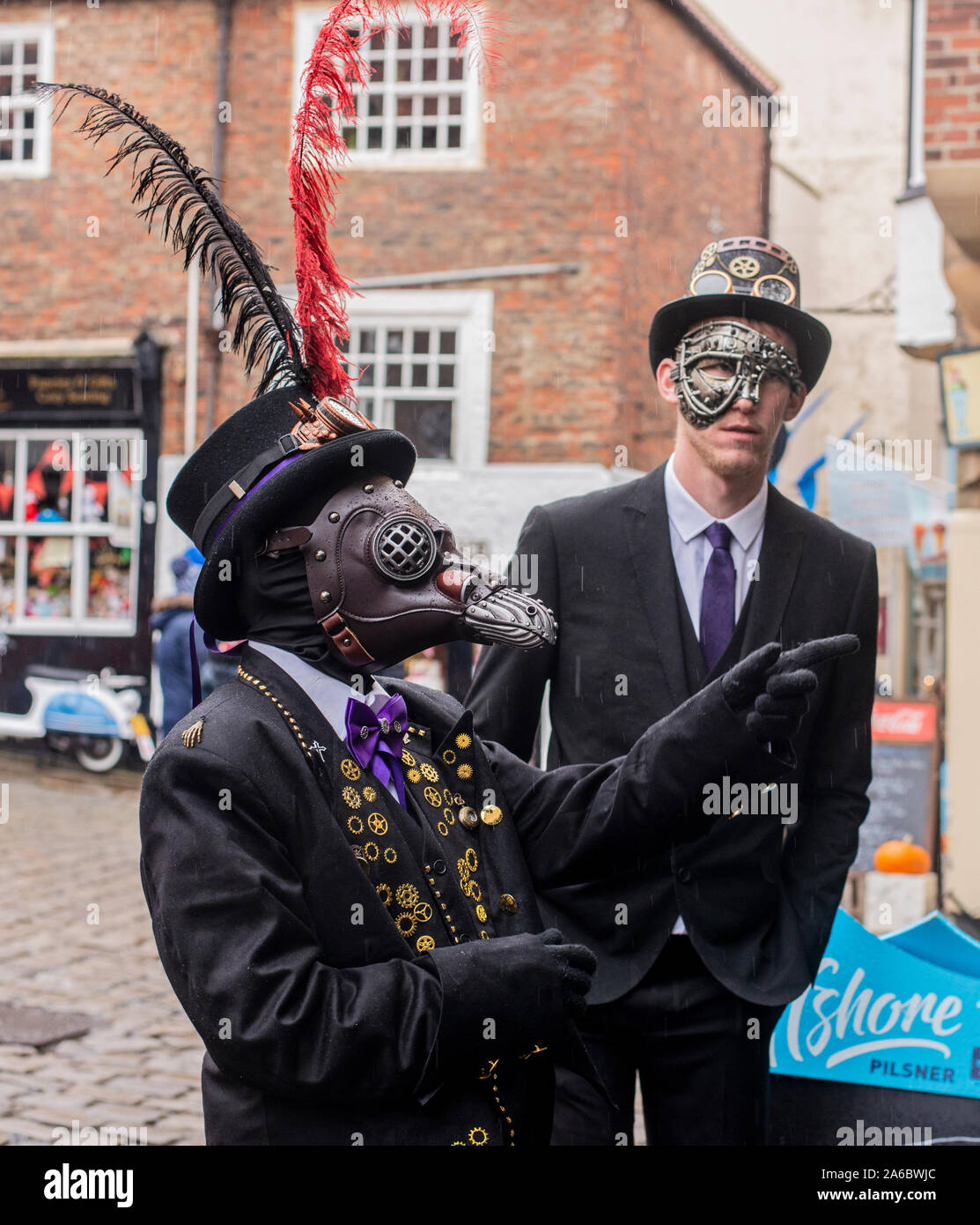 Due giovani Goti in costumi tradizionali, Whitby Goth Festival Weekend, Whitby, North Yorkshire, Regno Unito, 25 Ottobre 2019 Foto Stock