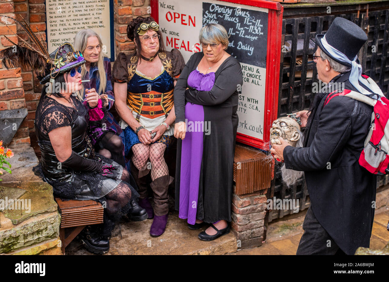 Gruppo di persone nei tradizionali costumi di Goth, Whitby Goth Festival Weekend, Whitby, North Yorkshire, Regno Unito, 25 Ottobre 2019 Foto Stock