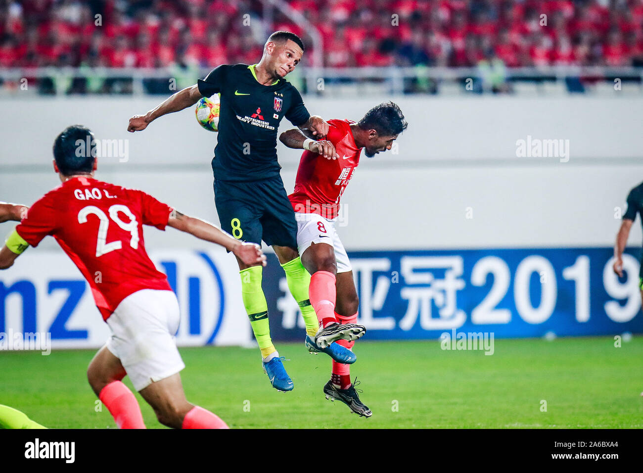 Ewerton di Urawa Red Diamonds, centro sfide Paulinho di Guangzhou Evergrande durante la loro seconda partita di semi-finale dell'AFC Champi Foto Stock