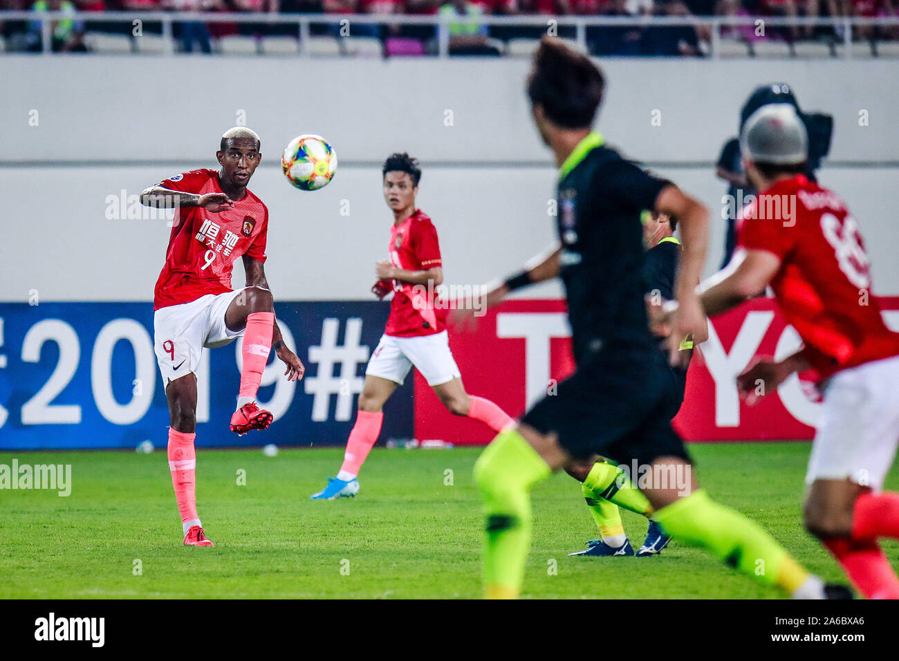 Yuki Muto di Guangzhou Evergrande, sinistra, passa la palla contro Urawa Red Diamonds durante la loro seconda partita di semi-finale dell'AFC Champ Foto Stock