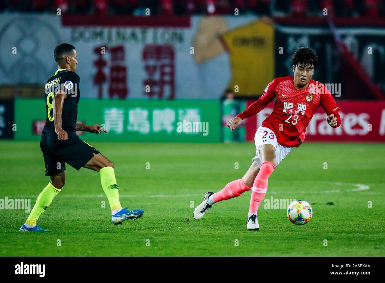 Park Ji-Soo di Guangzhou Evergrande, destra, sfide Ewerton di Urawa Red Diamonds durante la loro seconda partita di semi-finale dell'AFC Cham Foto Stock