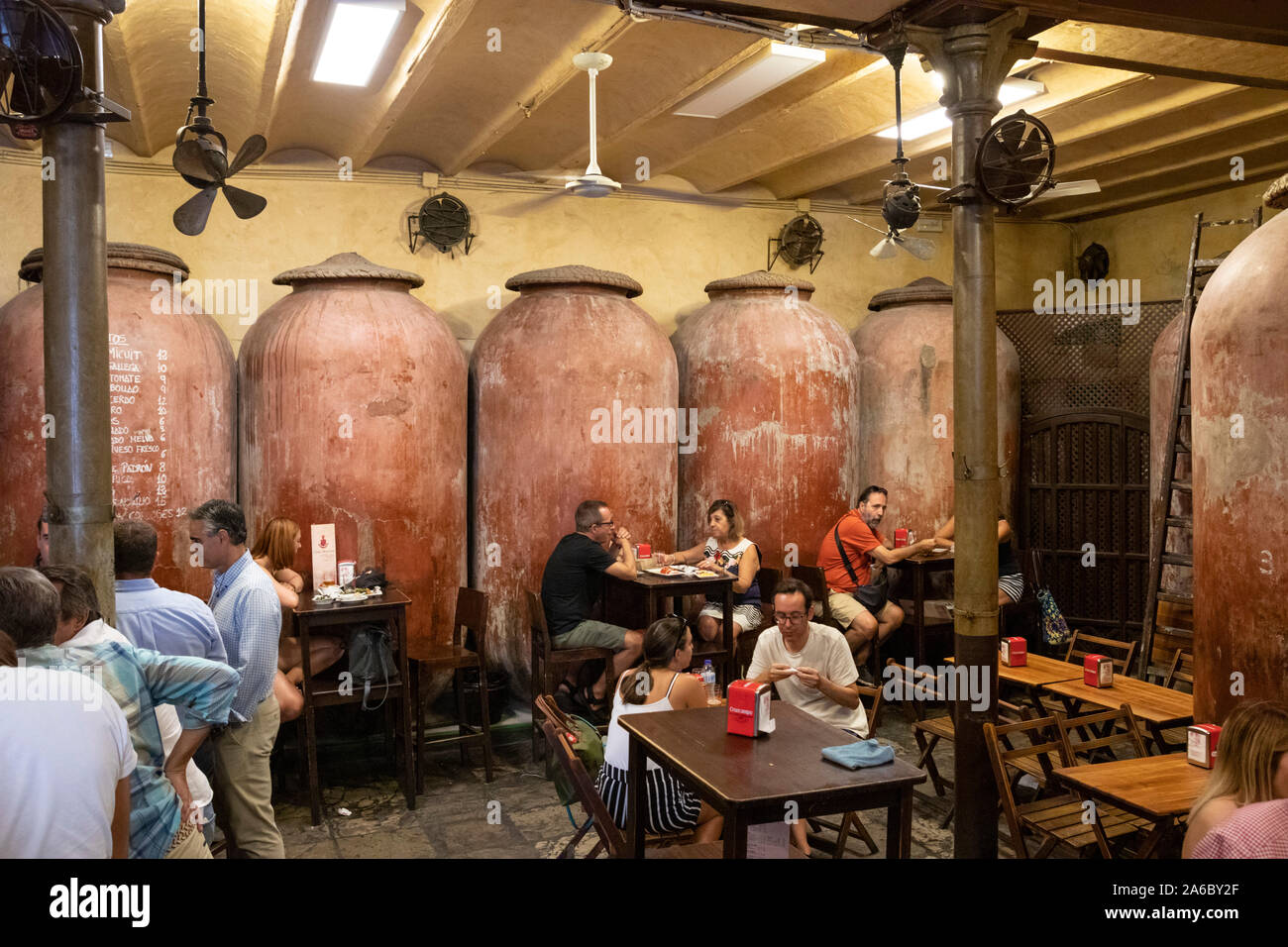 Casa Morales Tapas bar tapas di Siviglia bar interno di Siviglia Sevilla Siviglia Spagna Siviglia Andalusia Spagna UE Europa Foto Stock