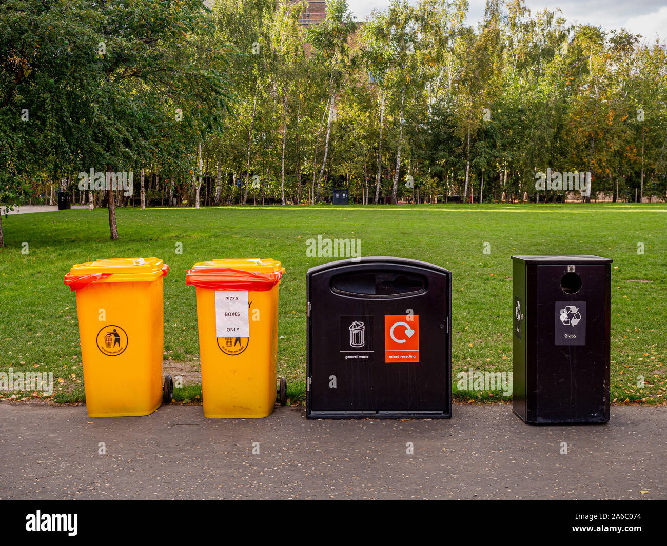 I rifiuti generici e cassonetti per il riciclaggio nel parco pubblico, UK. Foto Stock