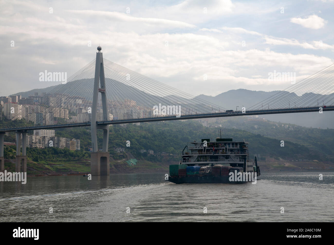 Nave da trasporto a vela sospensione sotto il ponte sul Fiume Yangtze in Cina Foto Stock