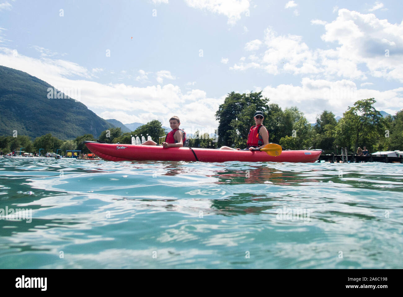 Una famiglia kayak in kayak gonfiabili in vacanza Foto Stock
