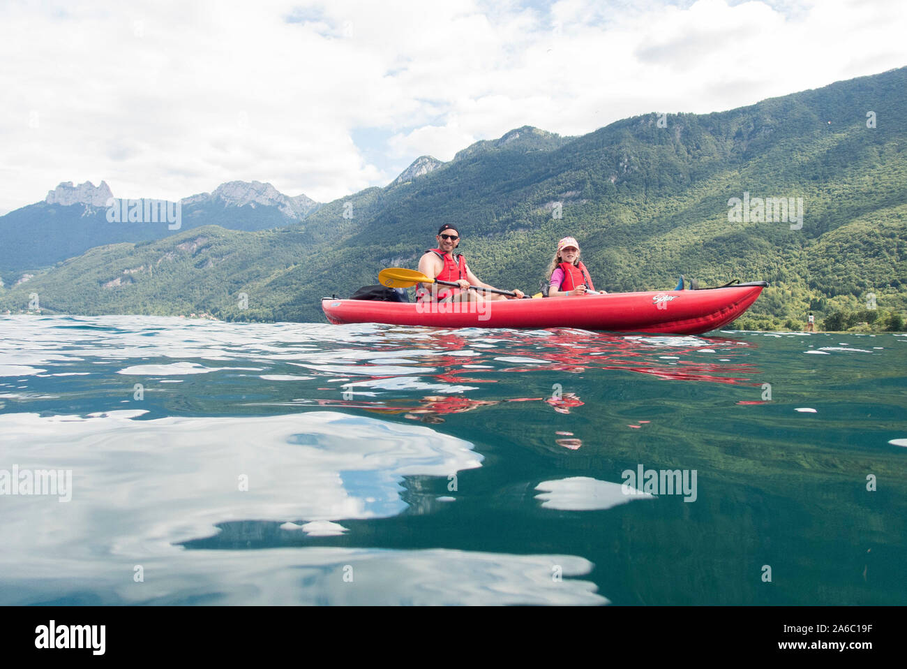Una famiglia kayak in kayak gonfiabili in vacanza Foto Stock