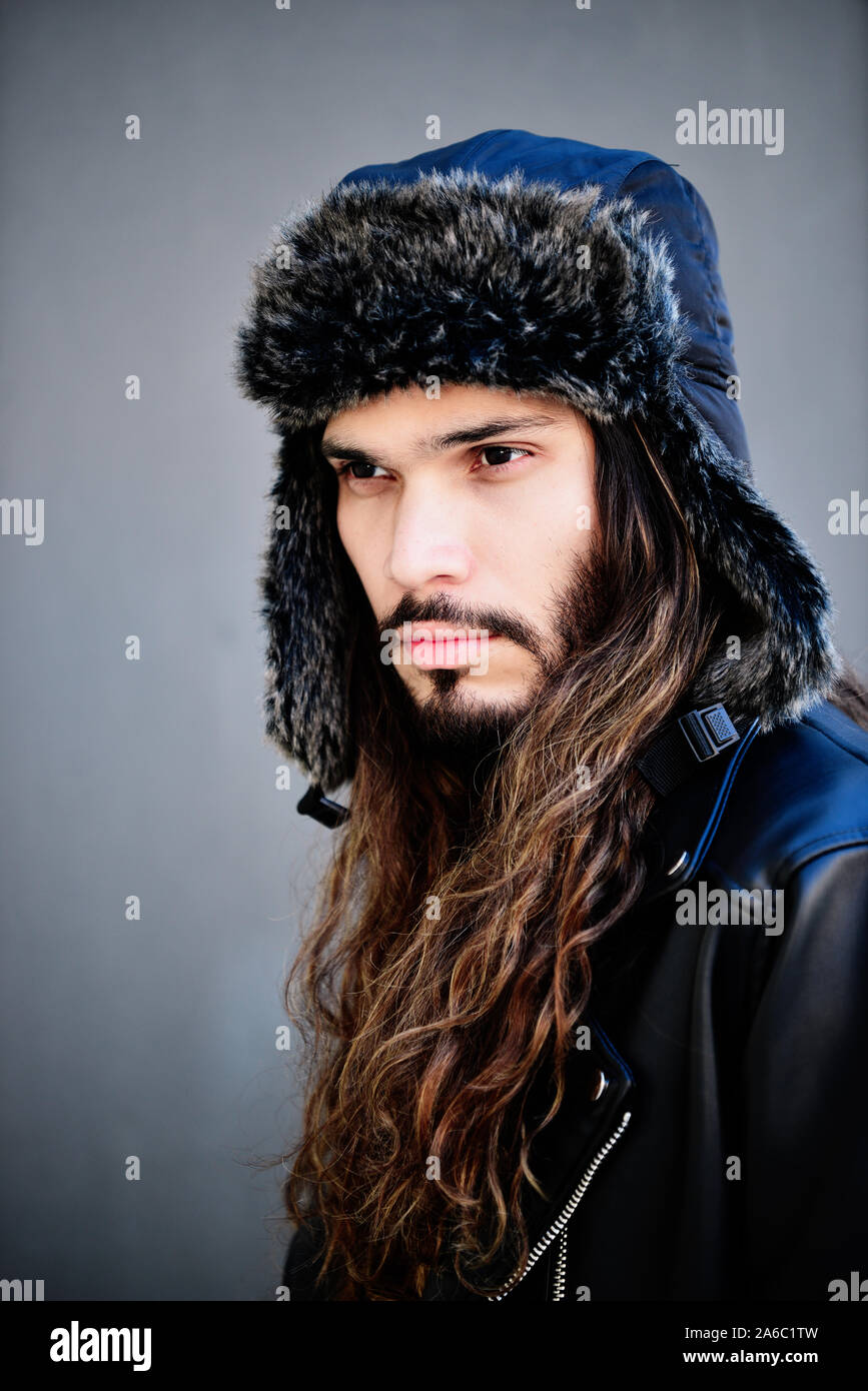 Uomo Anziano Cantante Folk Indossa Cappotto E Colbacco Fotografie Stock