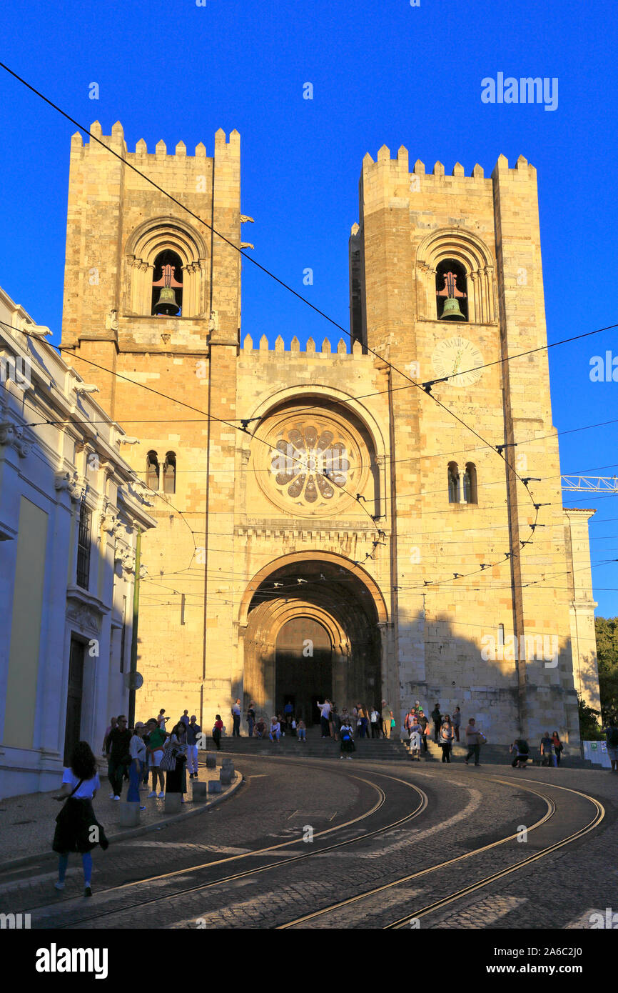 I turisti al di fuori della Cattedrale di Lisbona, meglio noto come Sé de Lisboa, Lisbona, Portogallo. Foto Stock