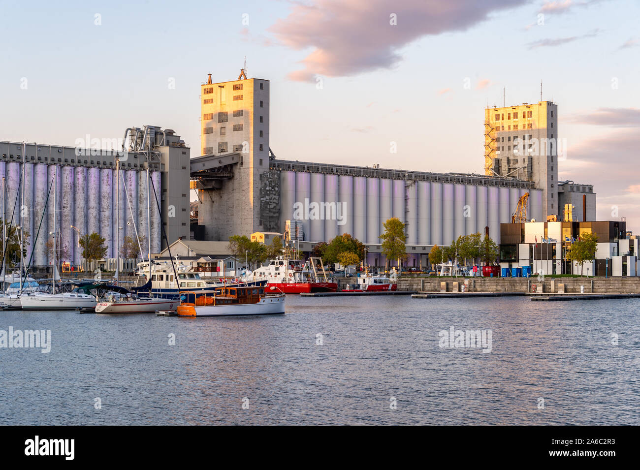 La città di Quebec, Canada - 4 October 2019: Quebec del porto al tramonto, con silos per il grano in background. Foto Stock