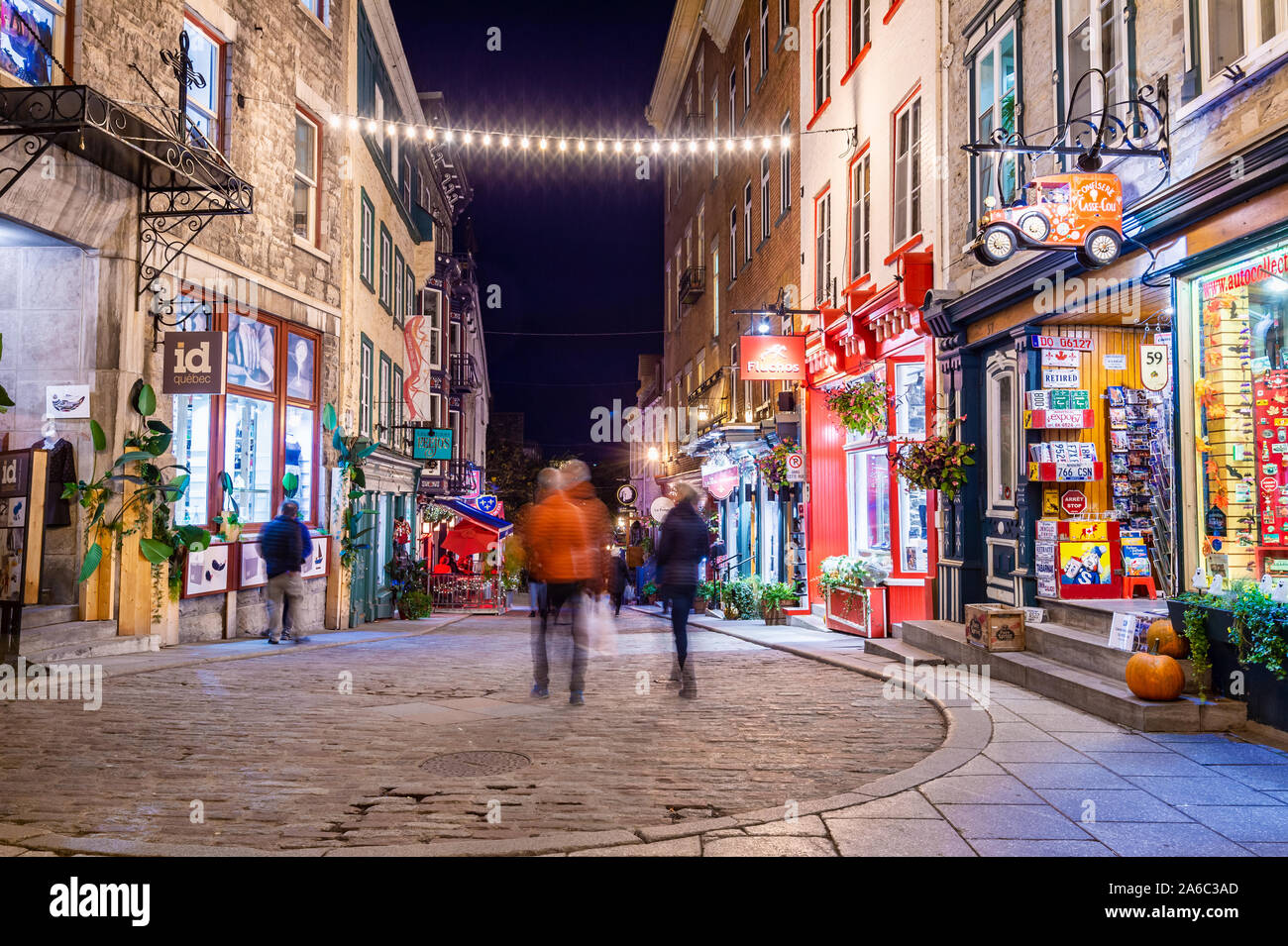 La città di Quebec, Canada - 4 October 2019: i turisti in visita a Petit Champlain street nella Città Vecchia di notte Foto Stock