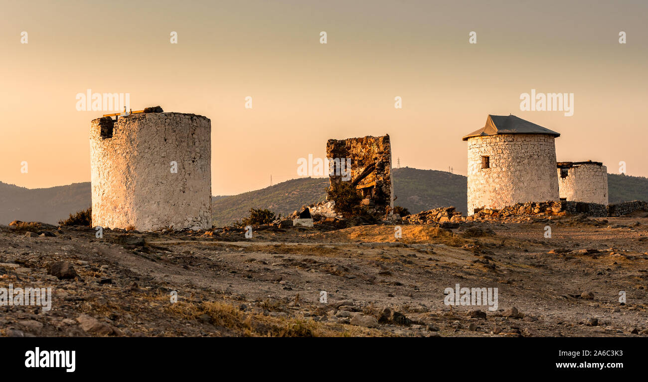 Ncient vecchi mulini a vento sulla collina nella città di Bodrum in Turchia Foto Stock