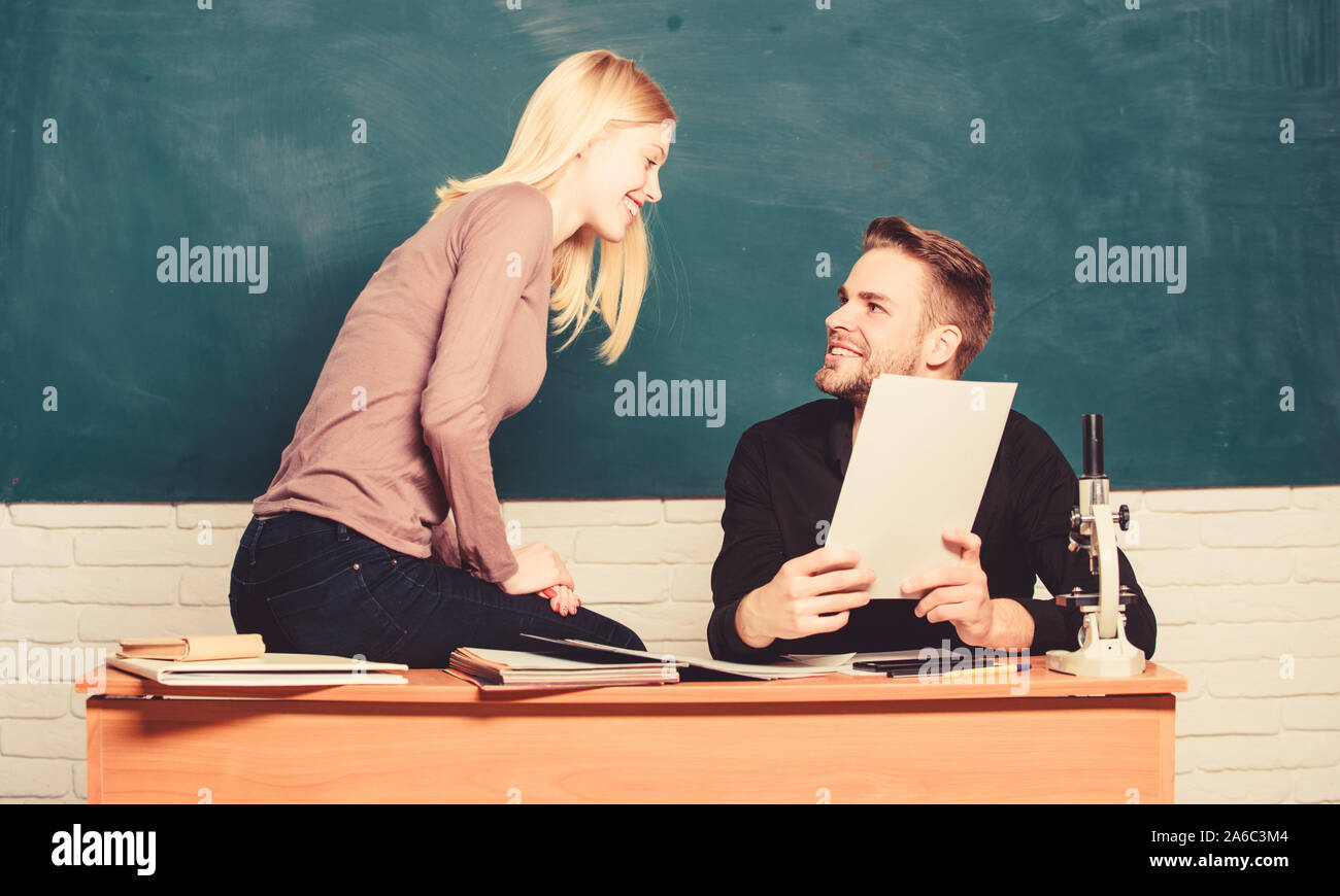 Ertificato risulta superato con successo università esame di ammissione. Gli studenti in aula lavagna sfondo. Il concetto di istruzione. Collegio ingresso esame. Preparazione esame finale. Gli studenti studiano prima dell'esame. Foto Stock