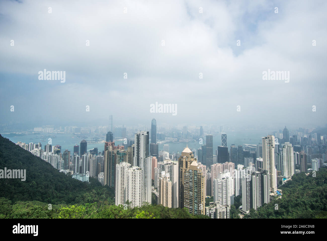 Un giorno nuvoloso presso il Victoria Peak di Hong Kong , questo belvedere si brucia la vostra mente con la sua iconica grattacieli e il porto di seguito. Foto Stock