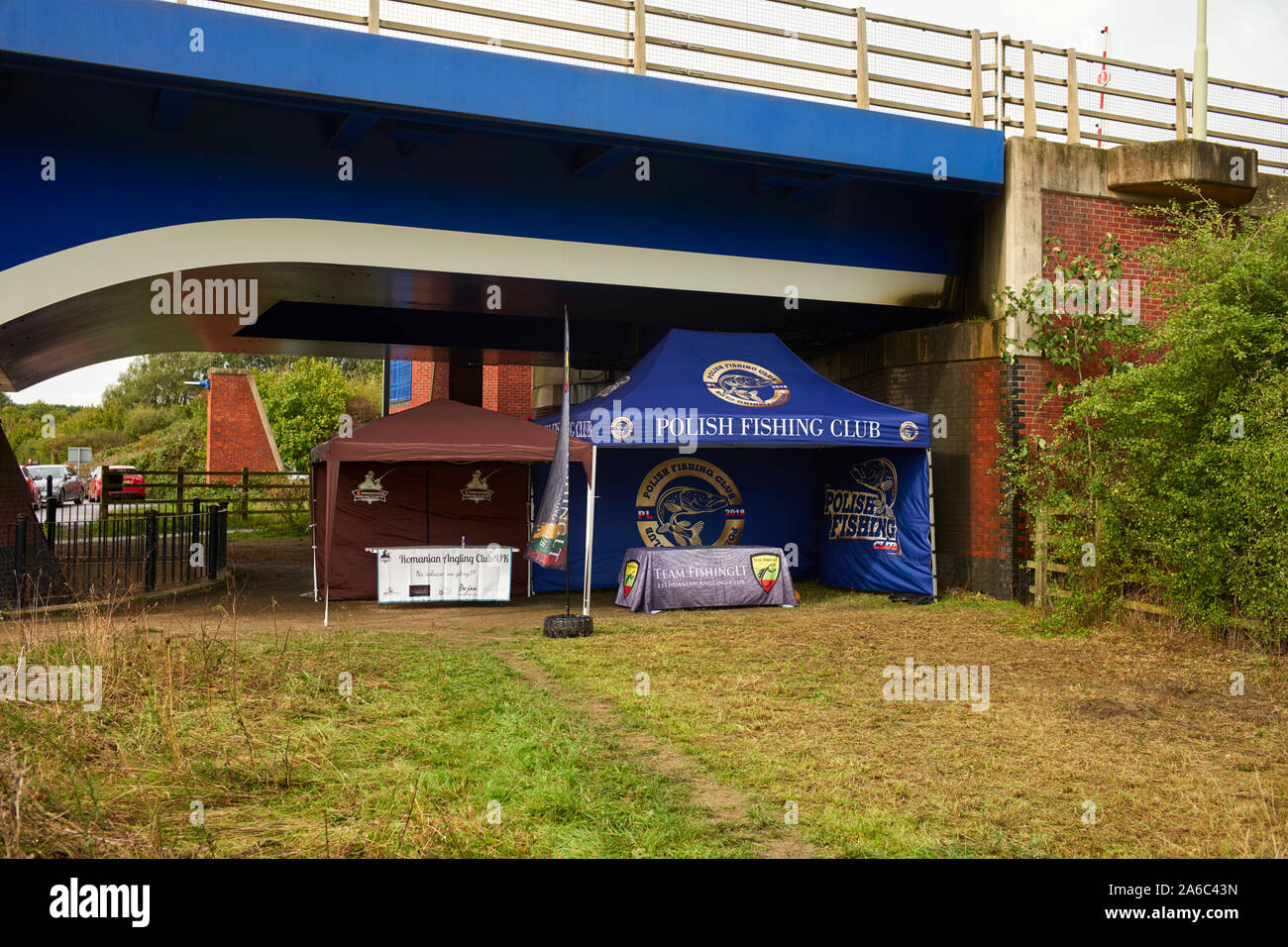 Club di pesca tende impostare sotto un ponte sulla nitidezza su annulla a Gloucester Foto Stock