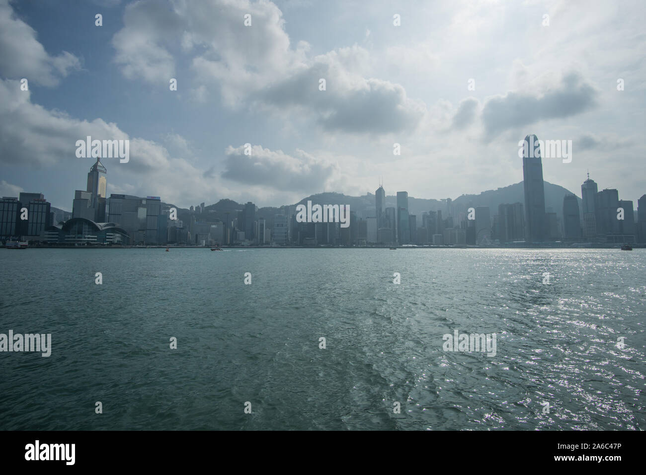 Passeggiando sul lungomare della RAS di Hong Kong sul porto di Kowloon , da questo lato si può vedere tutto il cielo i raschietti e le costruzioni nell'isola di Hong Kong. Foto Stock