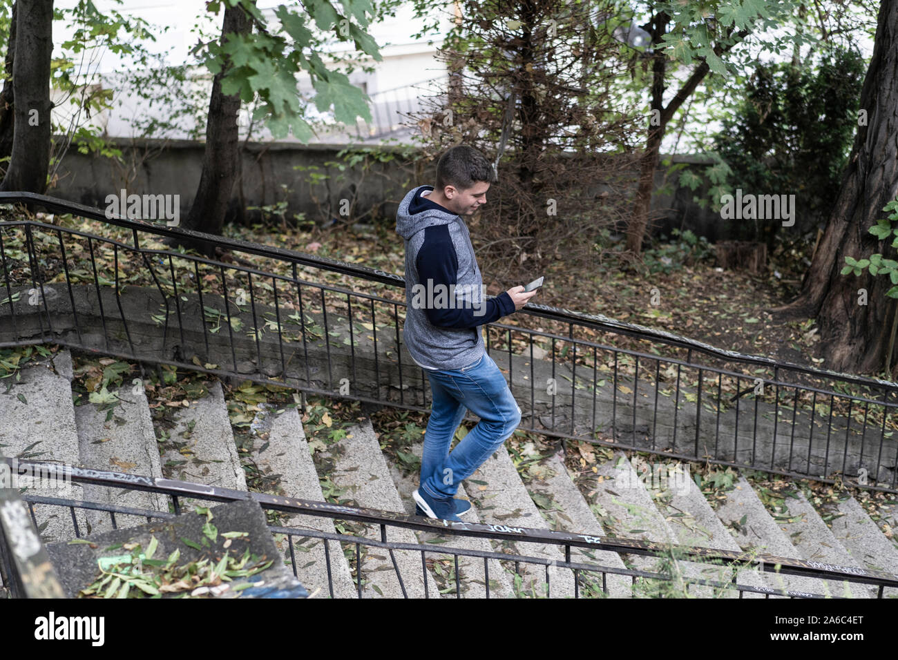 Giovane uomo con i suoi mobili in strada Foto Stock