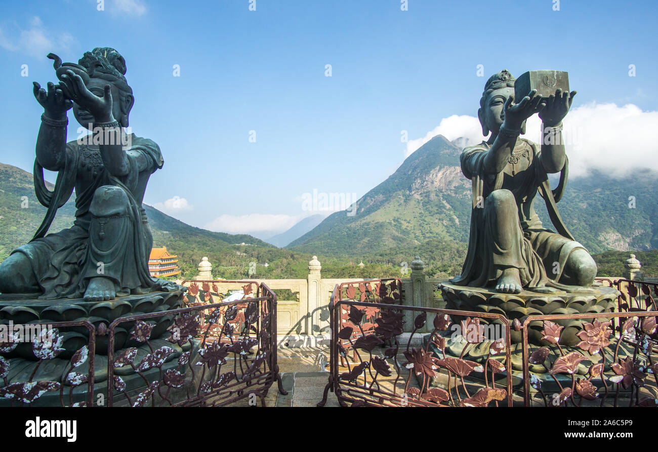 Statue di divinità che acquisiti su una bella giornata al Big Buddha in Lantau Island , Hong Kong . Il suo un incredibile breve fuga dalla città affollata wi Foto Stock