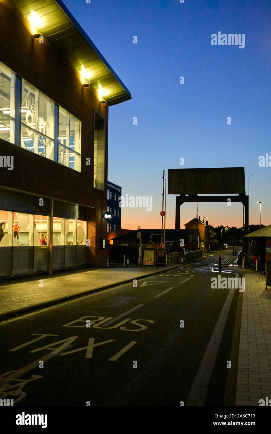 Ponte sul canale di nitidezza a Gloucester Quays Foto Stock