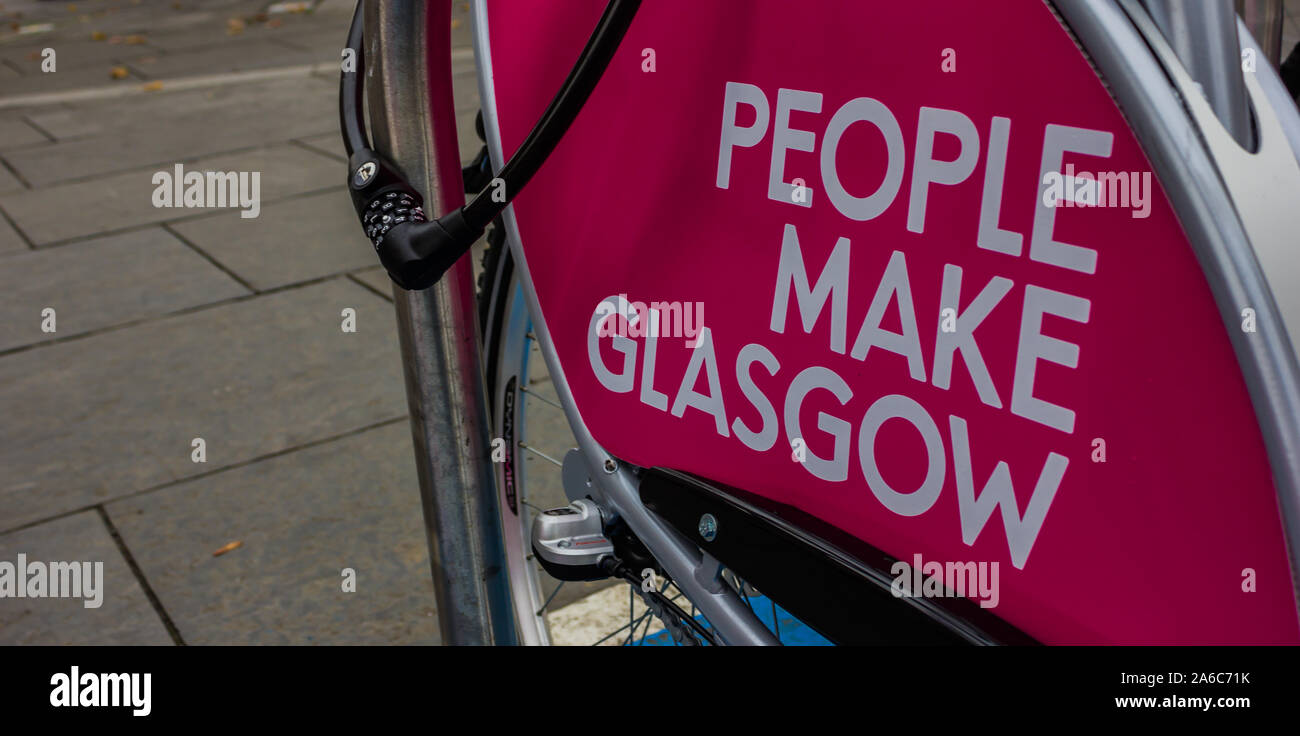 Una foto della città di Glasgow slogan stampigliato in un urbano bike. Foto Stock