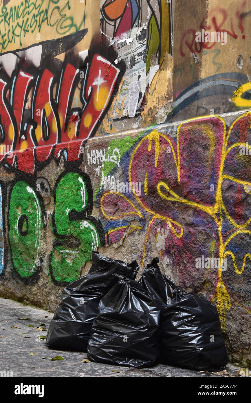 Graffiti e garbage - purtroppo di una tipica scena nella città di Napoli, Italia, Europa. Foto Stock