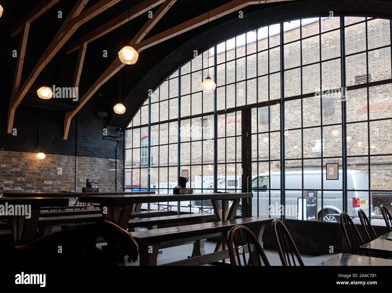 Interno del Lagom e la chiesa di Hackney Brew Co, un microwbrewery e cucina sotto gli archi al posto della Boemia, Hackney, a est di Londra Foto Stock