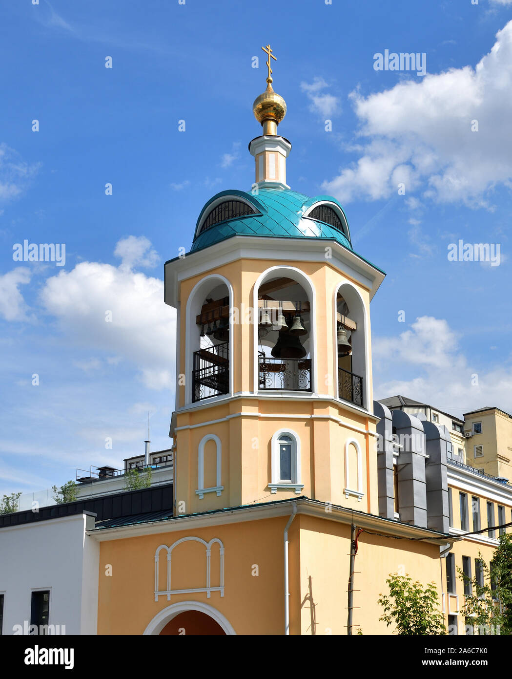 Il campanile della chiesa di Santa benedetta Cosma e Damiano a Mosca, Russia Foto Stock