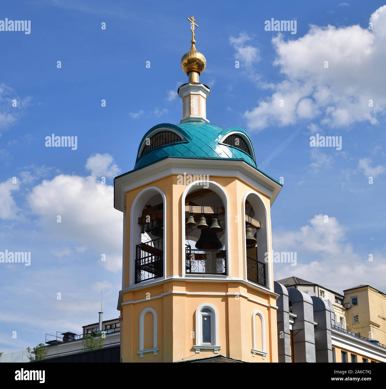 Il campanile della chiesa di Santa benedetta Cosma e Damiano a Mosca, Russia Foto Stock