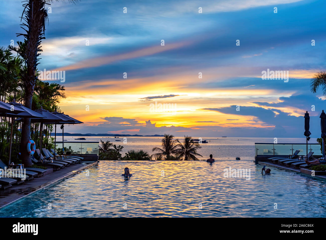 Piscina Infinity al tramonto, Pattaya, Chon Buri, Thailandia Foto Stock