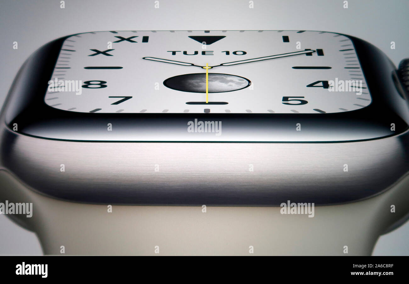 Apple Guarda serie 5, annunciato il 10 settembre 2019, è diventato disponibile il 20 settembre 2019. Foto Stock