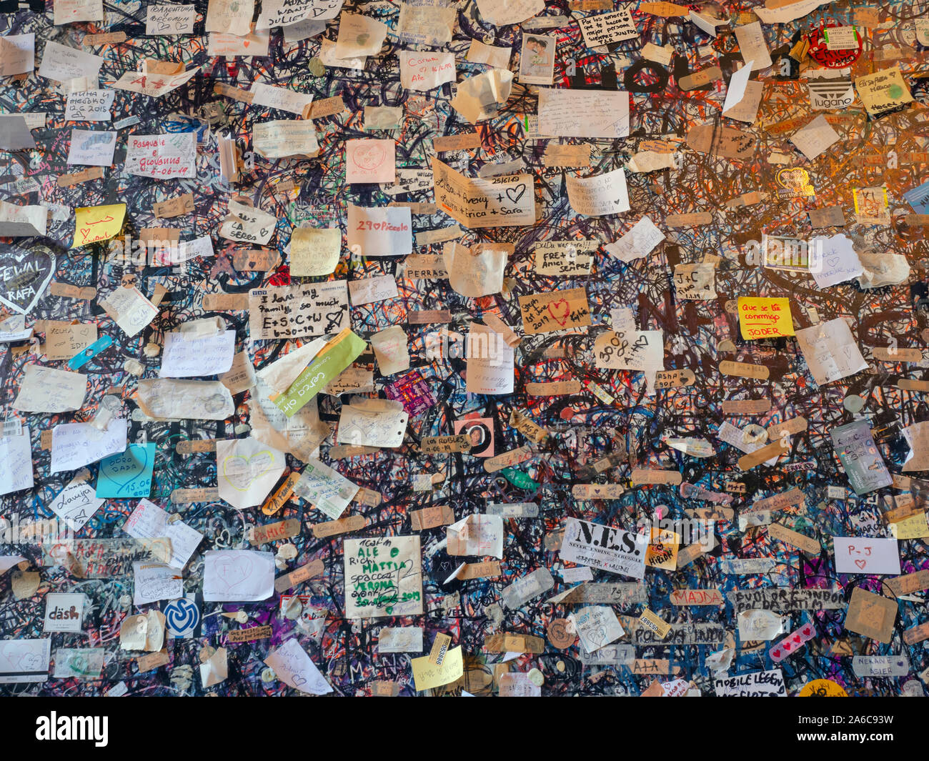 Amore i messaggi in ingresso alla casa di Giulietta a Verona Italia Foto Stock