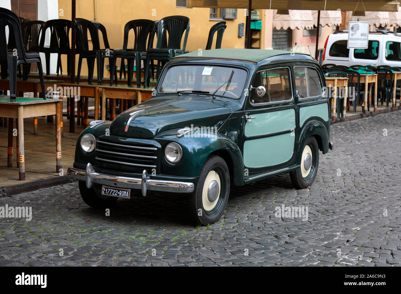 Fiat 500 C Belvedere 1952, comunemente noto come Topolino, nel quartiere di Trastevere a Roma, Italia Foto Stock
