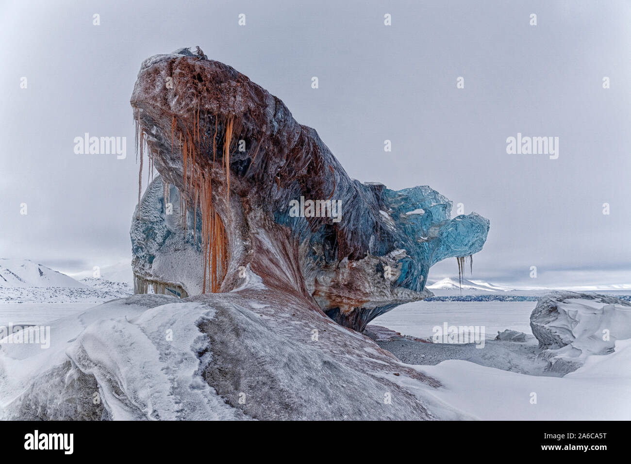 Parti di un ghiacciaio cercando sanguinosa. Sedimenti ferrosi hanno macchiato il ghiacciaio rosso, Dunérbukta, Svalbard, Norvegia Foto Stock