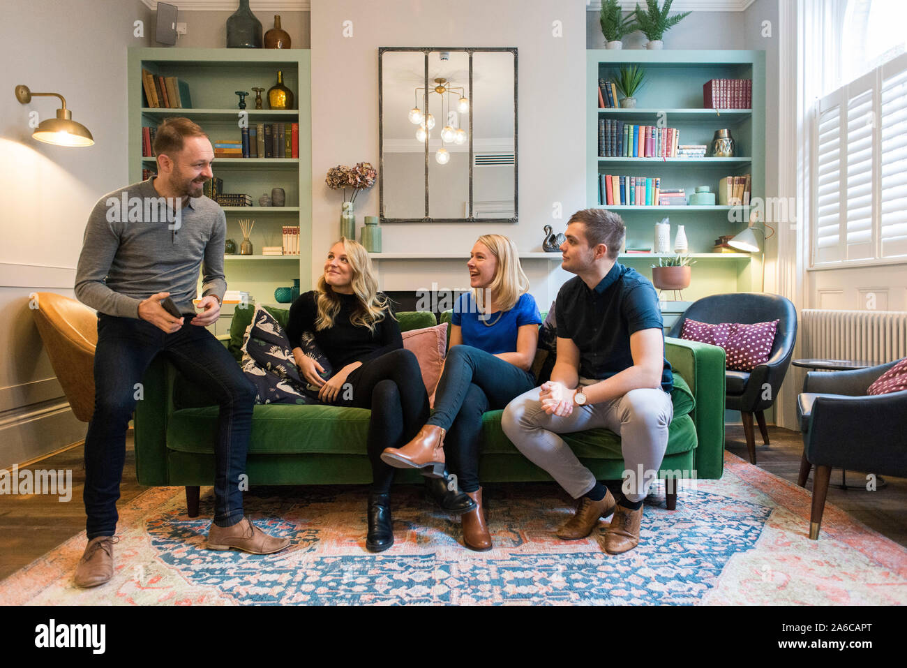 Foto di gruppo di un gruppo di persone fresco e rilassato. Foto Stock