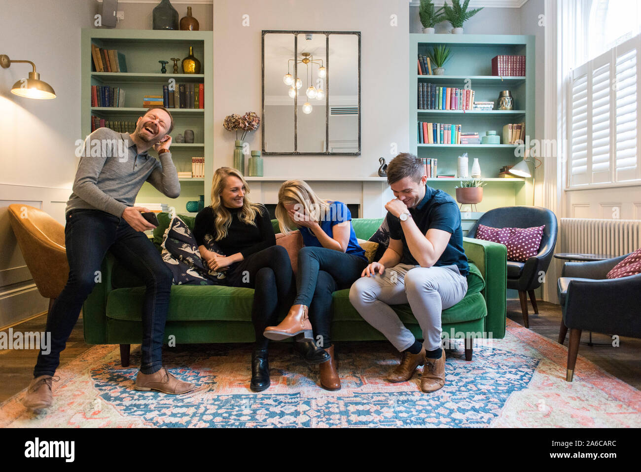 Foto di gruppo di un gruppo di persone fresco e rilassato. Foto Stock