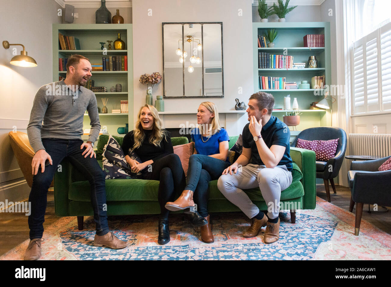 Foto di gruppo di un gruppo di persone fresco e rilassato. Foto Stock