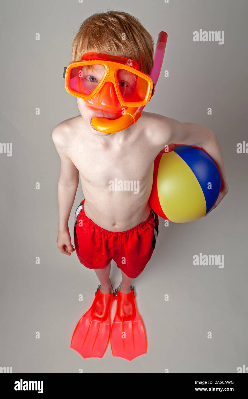 Un ragazzo giovane con diving-occhiali, un boccaglio e pinne è pronto per  l'estate Foto stock - Alamy