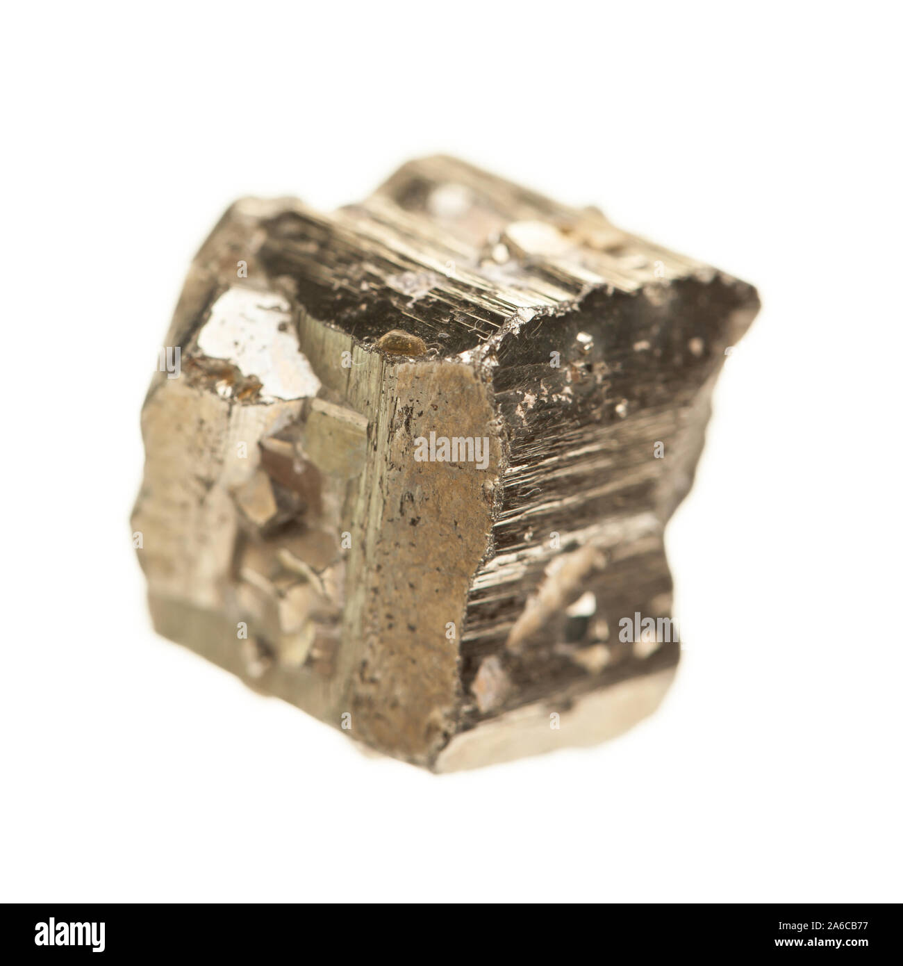 Minerali di pirite - cubetti isolati su sfondo bianco Foto Stock