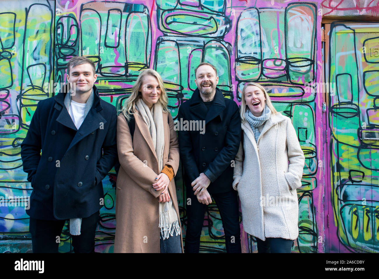 Foto di gruppo di un gruppo di persone fresco e rilassato. Foto Stock