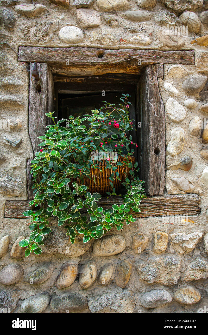 Telaio in legno finestra di Pérouges, borgo medievale cinto da mura, nel dipartimento francese di Ain Foto Stock